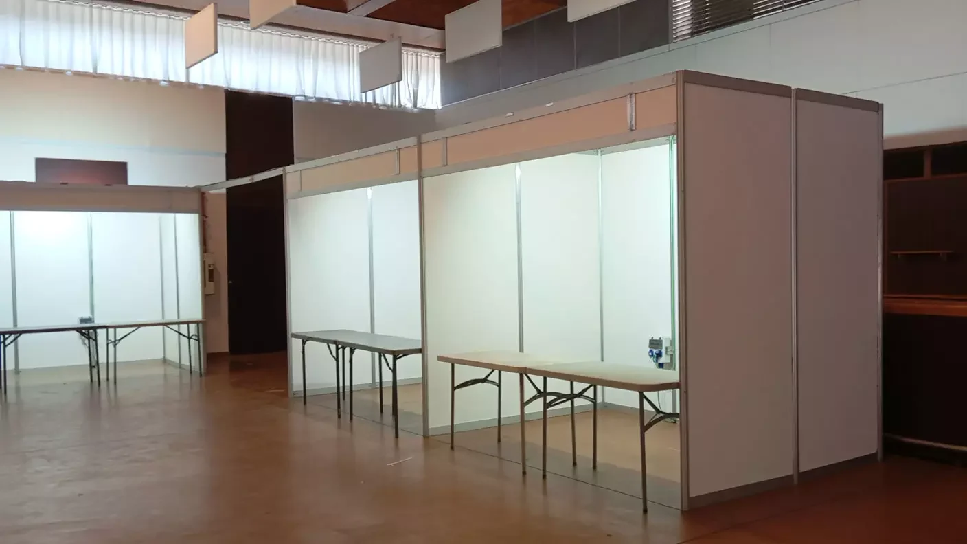 Equipo técnico de empresa de stands durante el montaje de ferias.