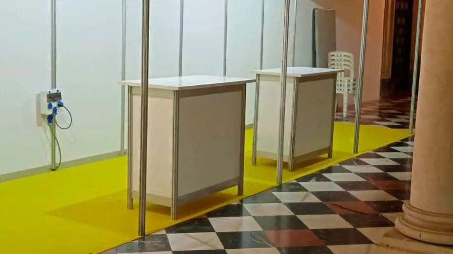 Instalación de moqueta ferial de alta calidad para stands en ferias de muestras.