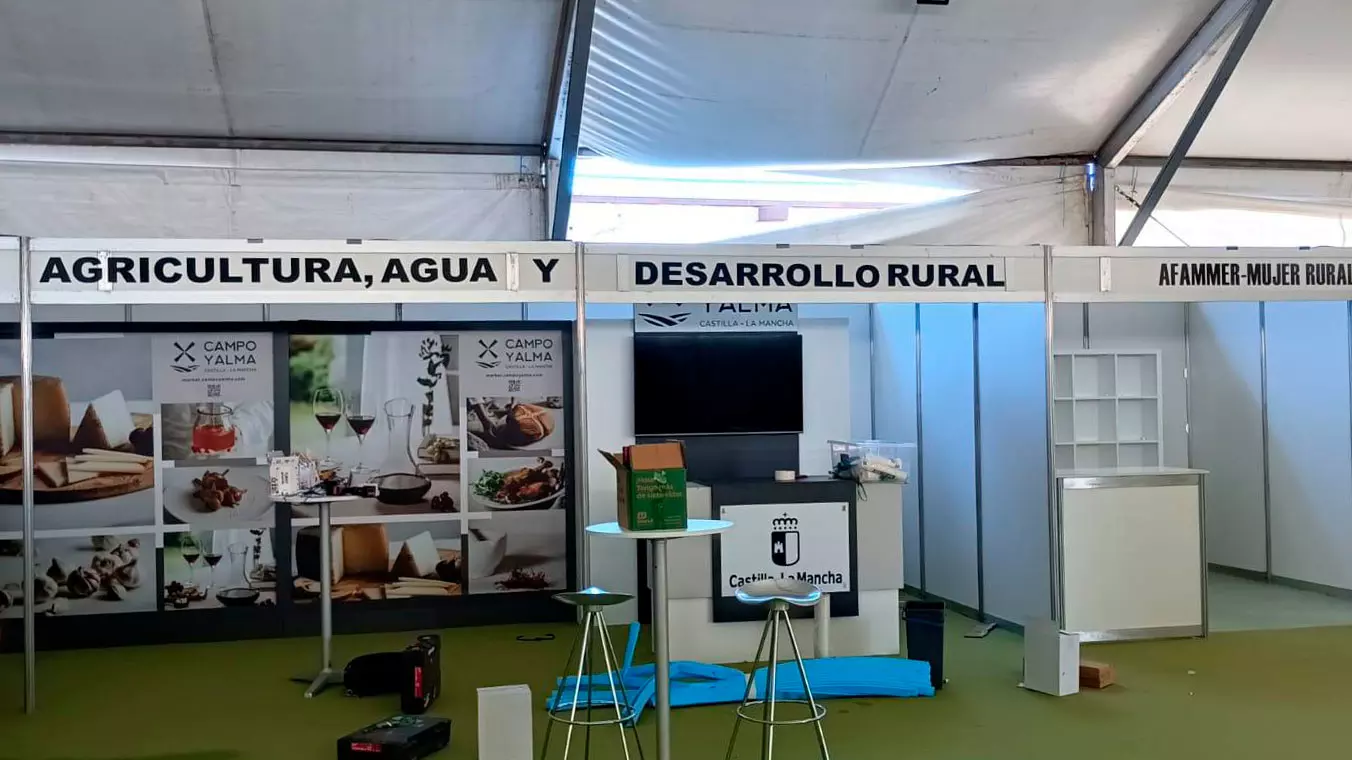 Estructura de stands modulares versátiles para exposiciones y eventos.