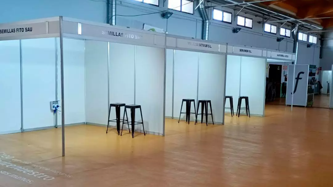 Detalle de iluminación y mobiliario para diseño de stands en muestras comerciales.